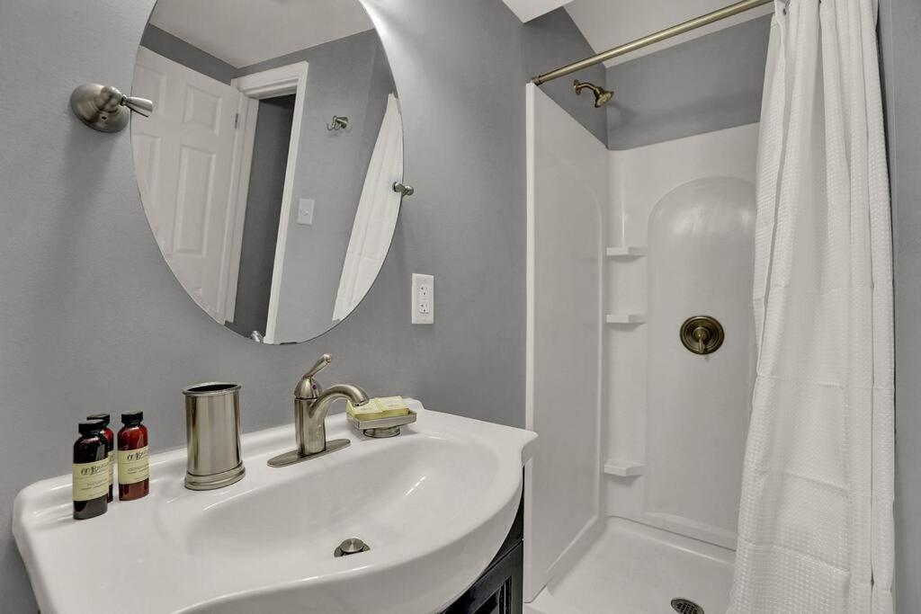 Suites On Seneca - Gorgeous One Bedroom Apartment แฮร์ริสเบิร์ก ภายนอก รูปภาพ
